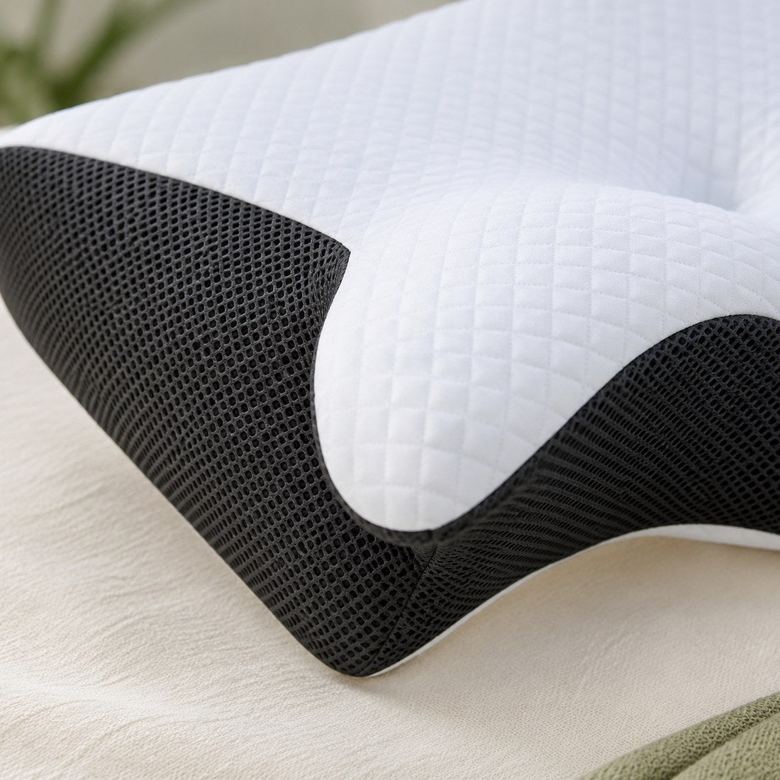 Breathable 3D-mesh side panels